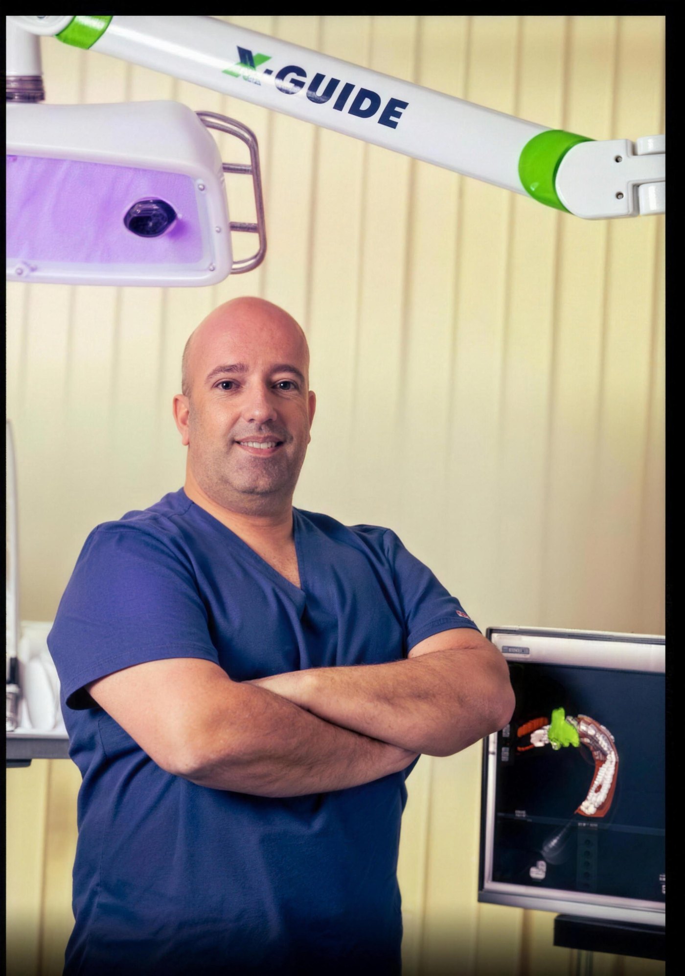 Dr. Didier Delmas con el sistema de navegación X-Guide